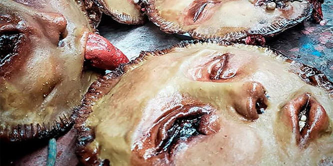 Amorf emberfejekkel díszítette pitéit a horror művész