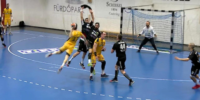 Törölközővel blokkolta a lövést az NB I-es kézilabdázó - videó