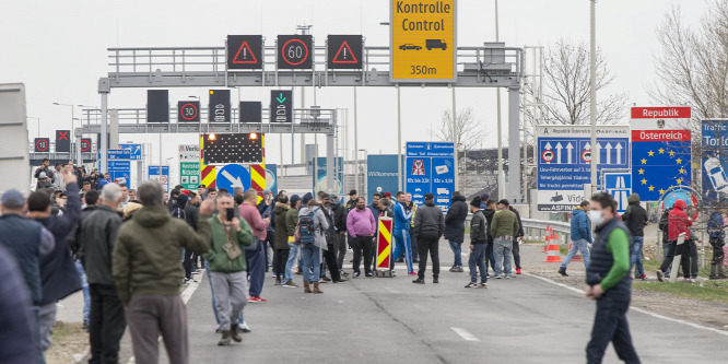 Helyreállt a rend az osztrák-magyar határon, miután a magyar kormány humanitárius folyosót nyitott