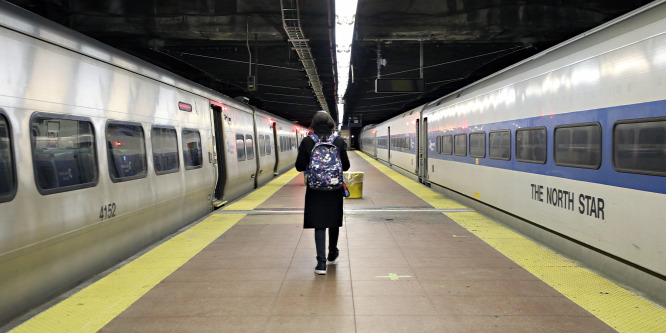 A korlátot nyalogatta egy férfi a New York-i metrón - videó