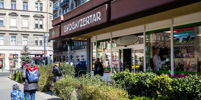 Indokolatlan a gyógyszertárak megrohamozása, van elég a készítményekből