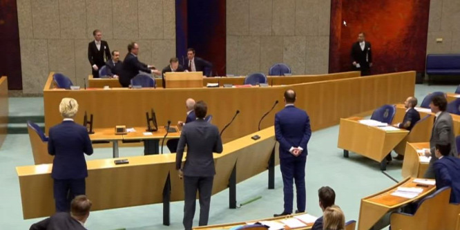 Összeesett a holland egészségügyi miniszter a koronavírusról szóló vita közben - videó