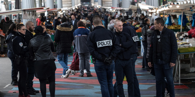 A marseille-i rendrök nem viszik be az utcán drogot áruló bnözket, csak a kijárási tilalom miatt büntetik ket