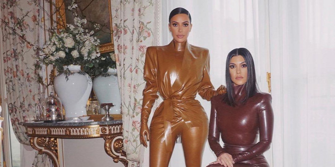 Így próbálták belepréselni Kim Kardashiant a latexruhájába – Kínos videó