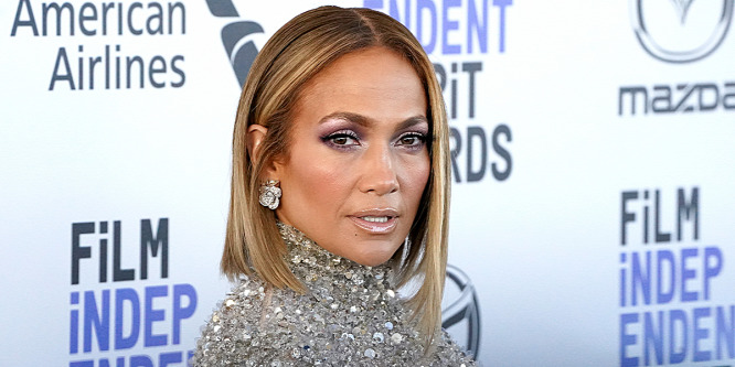 Rémisztő alak látható Jennifer Lopez egyik képén - Fotó