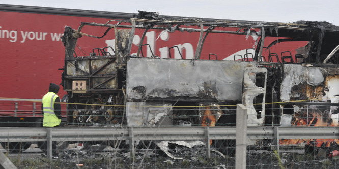 Teljesen kiégett egy busz az M0-son