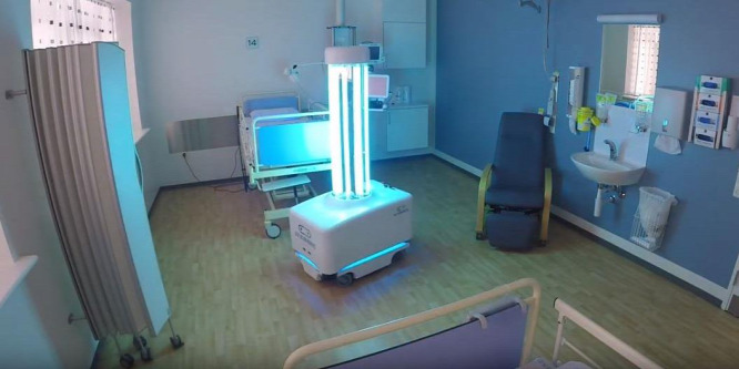 Ultraibolya-fénnyel pusztítja el a vírusokat ez a kórházi robot