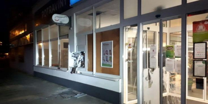 Bankautomatát robbantottak Pozsonyban, szanaszét repült a pénz - videó