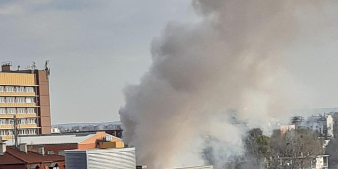 Tűz és nagy füst volt a Hungária köznél