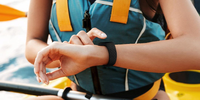 Beépített GPS-szel jön a Fitbit Charge 4
