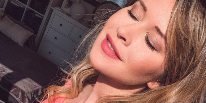Király Linda szűk overálban és gigantikus dekoltázzsal örül a jó időnek - Fotó