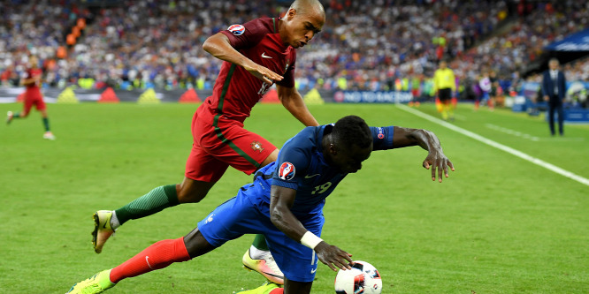 Az Arsenal egykori sztárja különös módon üti el az időt - videó