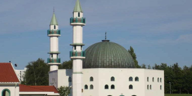 A muszlim imámok Franciaországban visszaélnek a kijárási tilalommal - videó
