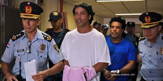 Luxushotelben tölti házi rizetét a hamis útlevelek miatt letartóztatott Ronaldinho és fivére