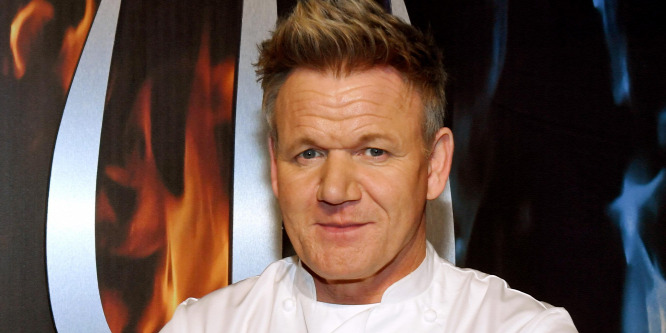 Gordon Ramsay kisfia minden képen mogorva fejet vág - Fotó