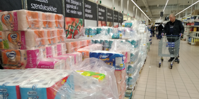 Újabb biztonsági intézkedést vezet be a koronavírus miatt az egyik nagy áruházlánc