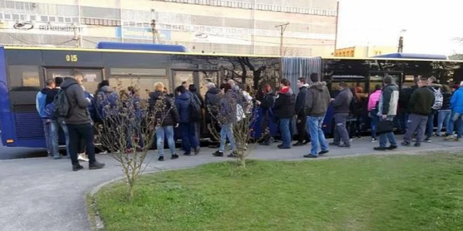 Tömeg és zsúfoltság tapasztalható járvány idején a miskolci buszokon - fotók