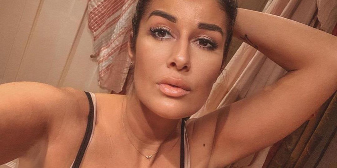 Singh Viki óriási dekoltázzsal botladozik legújabb posztjában - Videó