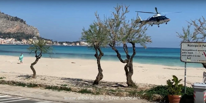 Egyetlen ember ment le a tengerpartra Palermóban, a rendőrök helikopterrel zavarták el – videó