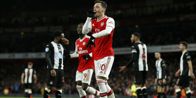 Mesut Özil kikerült az Arsenal bajnoki keretéből