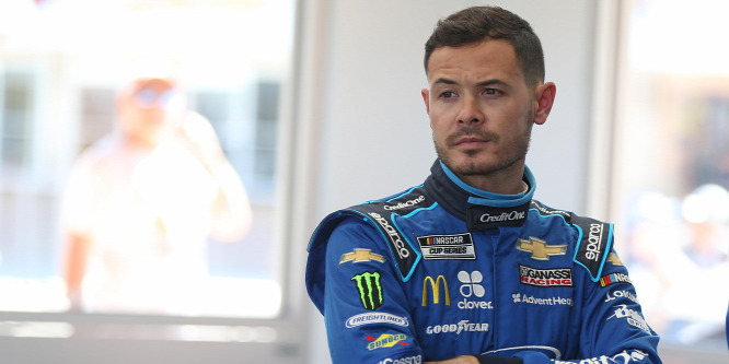 Online verseny után rúgták ki a NASCAR-pilótát