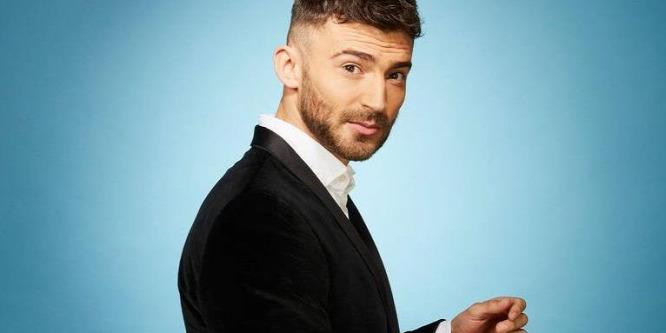 Pornóval múlatja az időt az önkéntes karanténban egy tévésztár