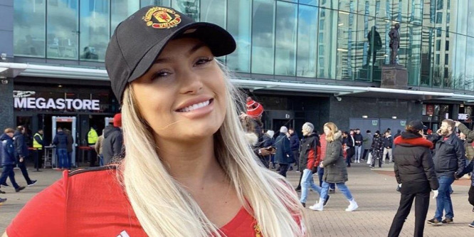 A szexi United-szurkoló meztelenül mutogatta magát Mourinhónak