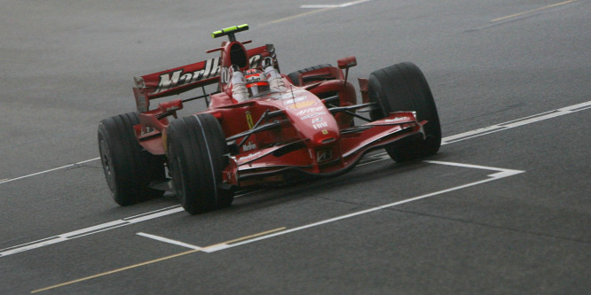 Hamilton drámája után Räikkönen a Ferrari 200. győzelmét szerezte