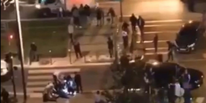 Utcai háború rendőrök és a helyiek között egy párizsi migránsnegyedben, a kijárási tilalom idején - videó