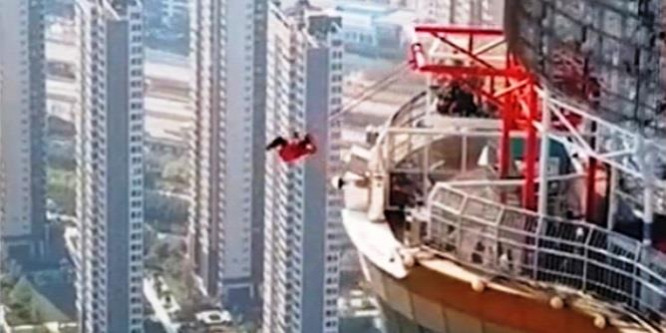Meghökkentő turistabaleset egy kínai felhőkarcoló tetején – videó