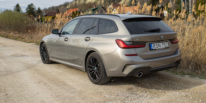 Nagyon megy, alig fogyaszt, és a család is belefér - BMW 330d Touring xDrive teszt
