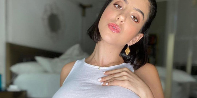 Hatalmas mellei miatt panaszkodik a várandós pornósztár, Lena The Plug (18+)