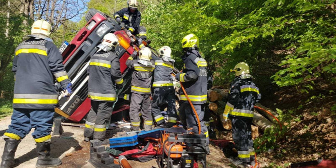 Oldalára borult teherautóba szorult egy ember Velemnél
