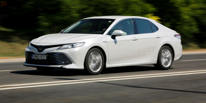 Egy benzines óriás nem fogyaszthatna ennyit – Toyota Camry 2.5 Hybrid teszt
