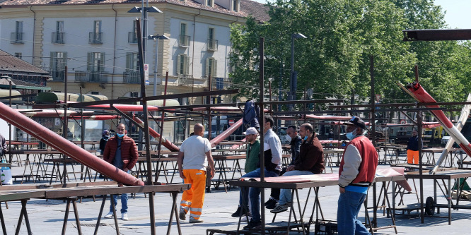 A korlátozásokat nem oldják fel, de a gazdaságot újraindítanák Olaszországban