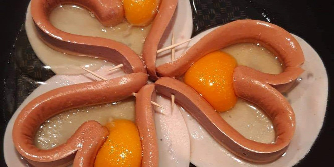 Anyák napi reggeli: ham and eggs virsli szívvel