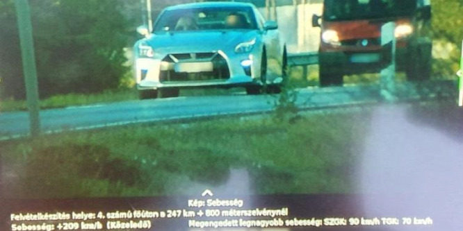 Több mint kétszázzal ment egy autós a 4-es úton