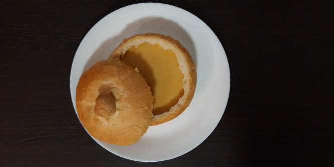 Egyszerű és nagyszerű recept: póréhagyma krémleves házi cipóban