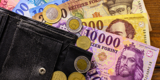 Egymillió forinttal a zsebében bukott le egy zsaroló a rendőrök előtt