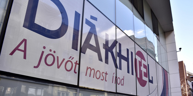 Fontos határidő jár le ma a diákhiteleseknek