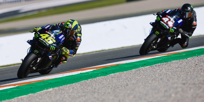 Hamiltont úgy kellett visszafogni, amikor kipróbálta Rossi motorját