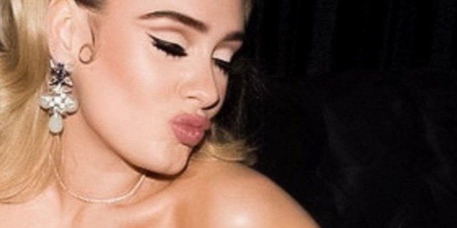 Adele bikinifelsőben karneválozik a nagy fogyása után - fotó