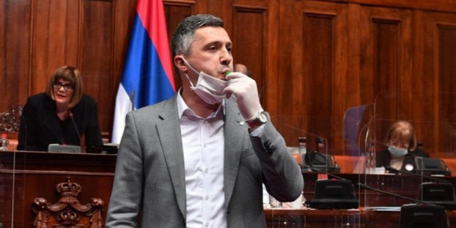 Rátámadt néhány politikusra a szélsőjobb Szerbiában - videó