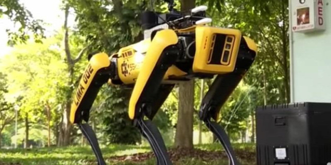 Robotkutya figyelmezteti az embereket a távolságtartásra - videó