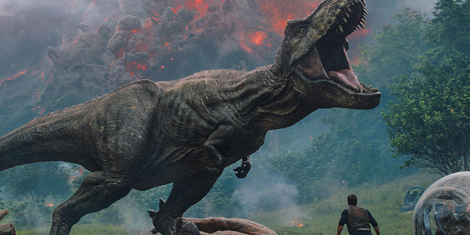 Laura Dern dinoszauruszt simogat az új Jurassic World-filmben - fotó