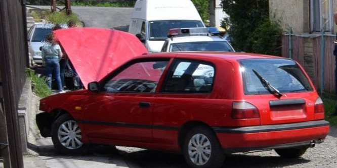 Rendszámtábla nélkül közlekedett, és balesetet szenvedett egy kamaszfiú