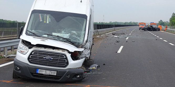 Kisteherautó és egy kocsi karambolozott a 4-es főúton