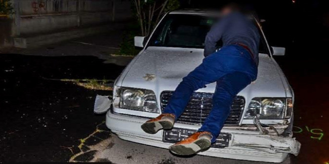 Elütött egy gyalogost, majd 55 méteren át vitte a motorháztetőjén