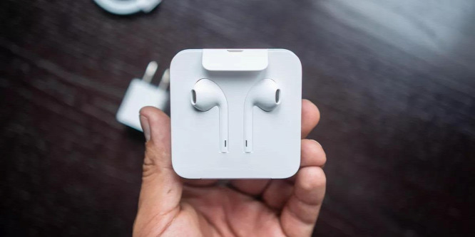Kiszedheti az iPhone 12 mobilok dobozából az ingyen EarPodsot az Apple