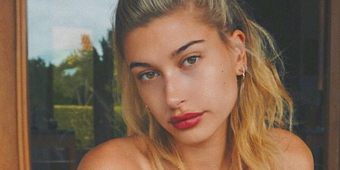 Hailey Bieber bocsánatot kért a pincérnőtől, akivel csúnyán viselkedett